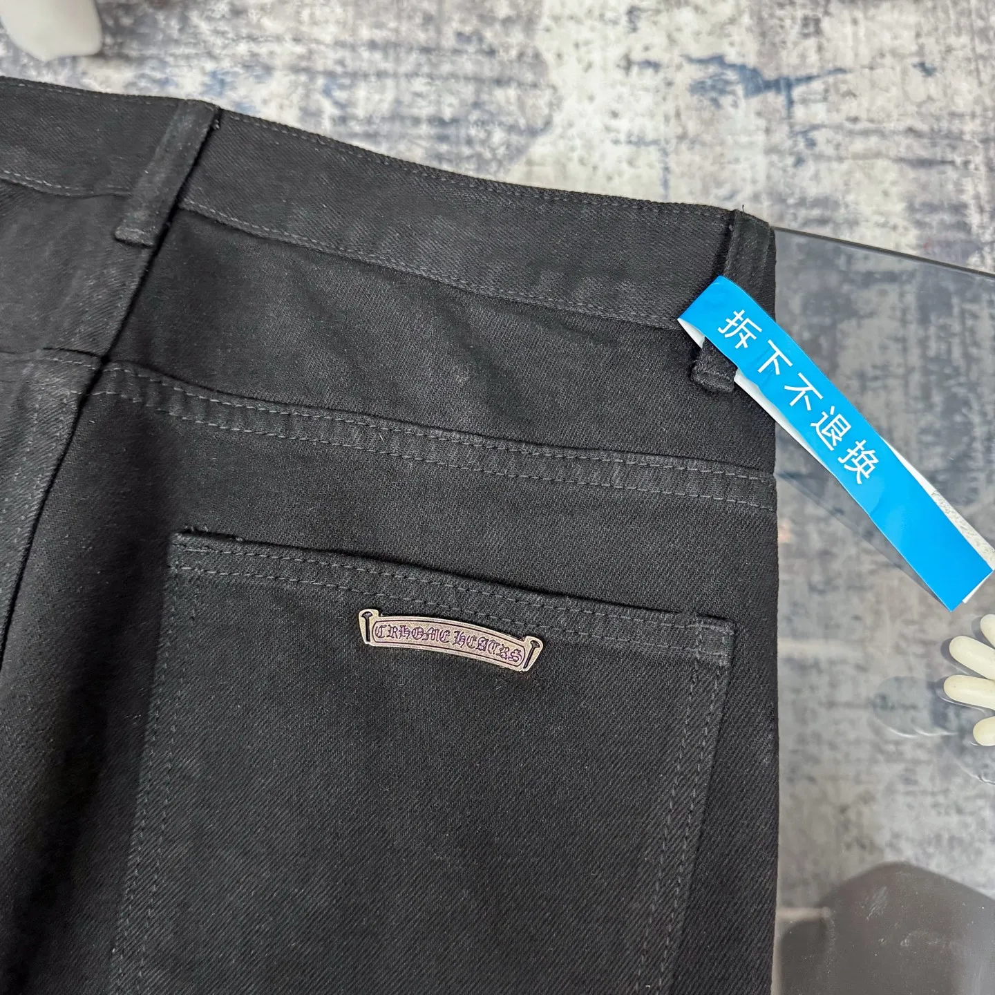 P280 Chrome Hearts ch Chrome Hearts Cherry Blossom Pink Checkerboard Cross Patch Leather Jeans, Original 5W+ It is well known that chromehearts jeans use vintage Levis jeans as the base for creation. They usually add their own unique silver buckles and silver ornaments, plus leather embellishments. This is the reason why the value of these vintage jeans doubles. Because the base is vintage jeans, the jeans themselves have been very soft and comfortable after years of baptism. This can be distinguished from ordinary jeans. Regarding the size, you should also refer to the pants data. Size: 28 30 32 34 (corresponds to S-XL) Size chart: 28 Waist 76 Pants length 104 Hips 102 30 Waist 80 Pants length 105 Hips 106 32 Waist 84 Pants length 106 Hips 110 34 Waist 88 Pants length 107 Hips 114